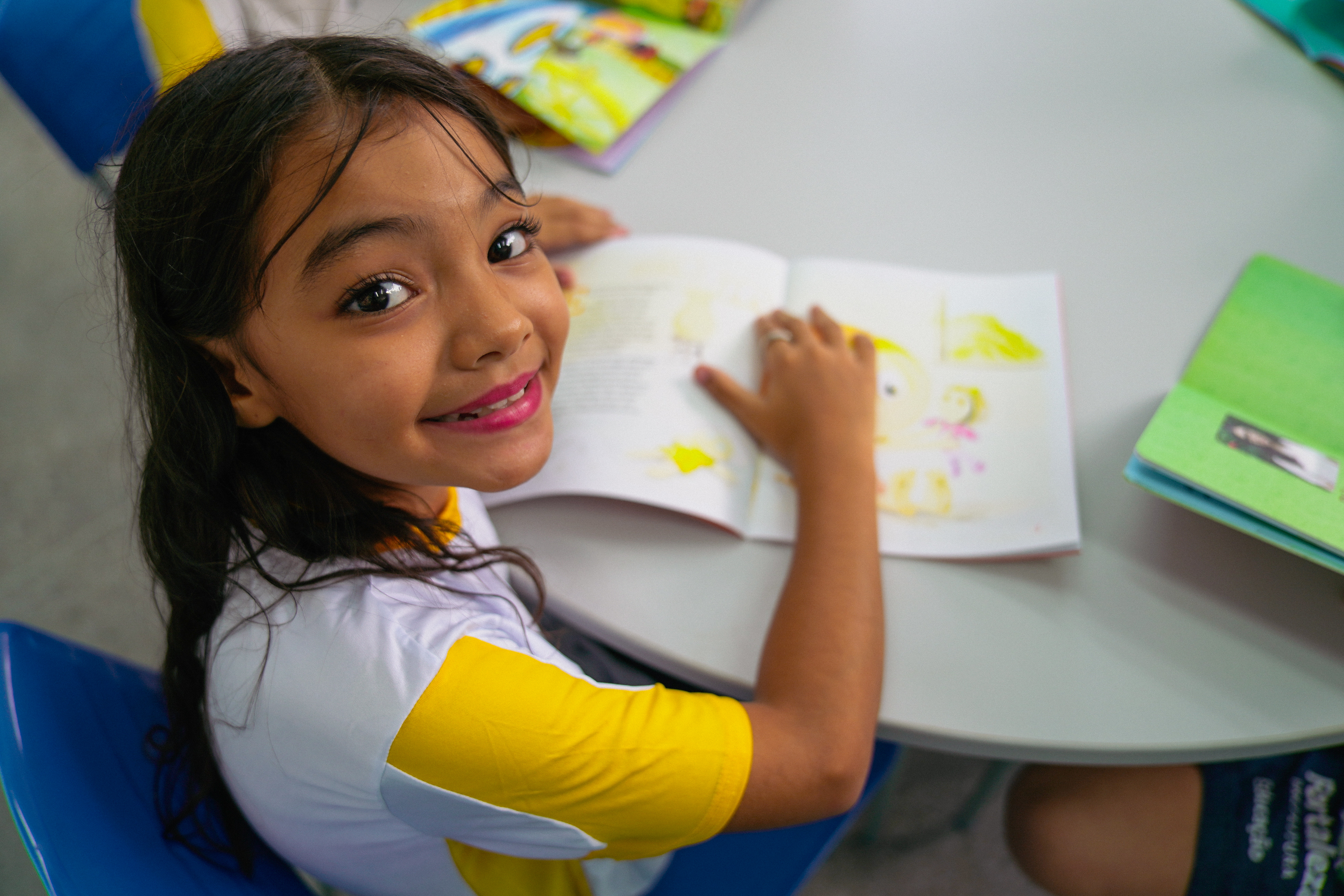 criança na escola sorrindo